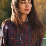 Aditi Chengappa Instagram - It’s here🍁🍂 . . . #autumn #herbst #plaid #checkeredshirt #cozy #berlin #sunshine #fall #fallfashion #indiangirl #trends #reel #teatime #indiansingermany Bezirk Mitte