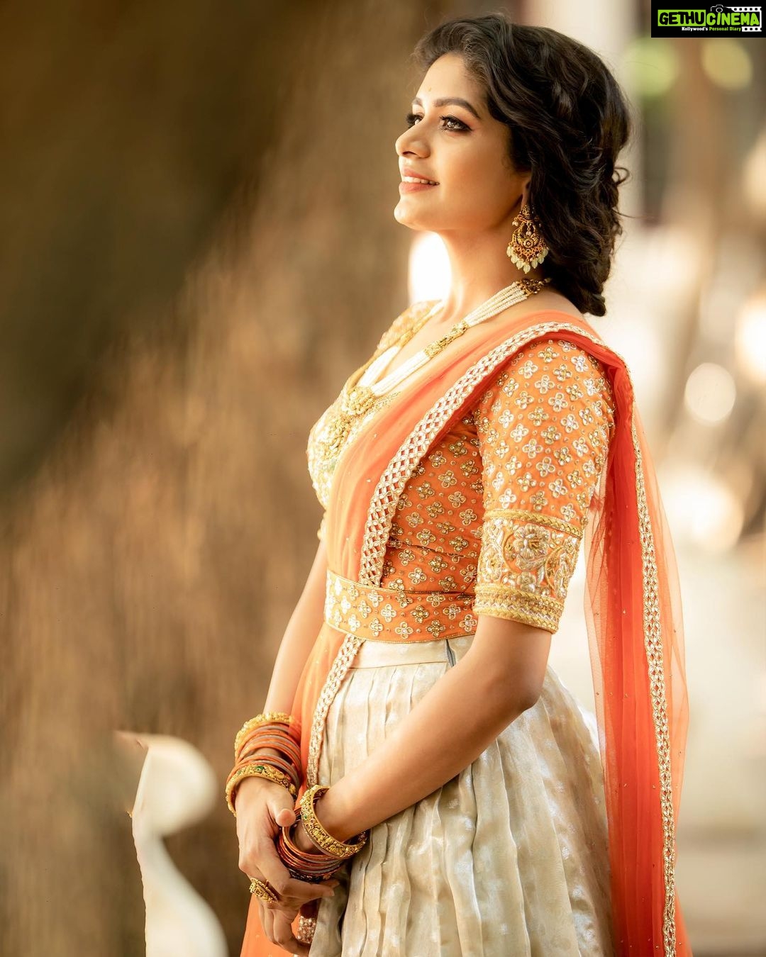 Aditi Shankar Instagram - #navratri2022 with Aditi✨ Day 7: Cheery orange reflecting the colors of the sun, so exuberant and energetic 🧡 On the 7th day of navarathri let positivity rule our thoughts and joy fill our homes. Styled by:- @dr.vinothinipandian Outfit by:- @nirali_design_house MUAH💄:- @vijiknr Photographed by 📸:- @camerasenthil Jewellery 💎:- @jjjewellerymart Location:- @avmgardens Digital Patner:- @cognitiveidealab @rrajeshananda AVM Gardens