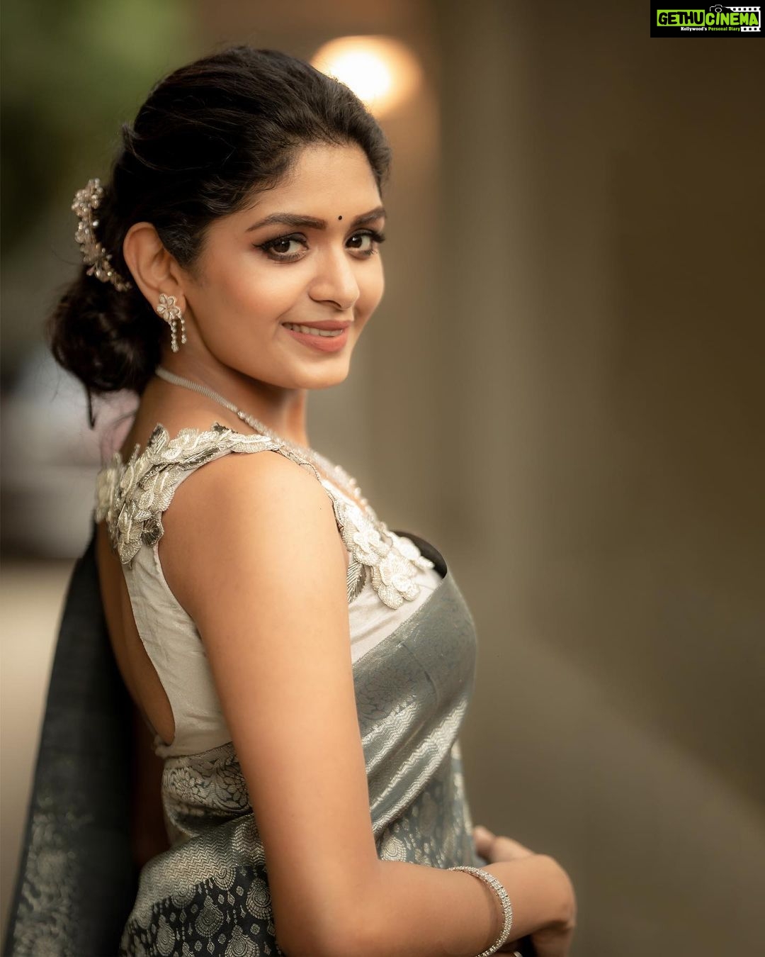 Aditi Shankar Instagram - #navratri2022 with Aditi✨ Day 6 : Glorious Grey the regal neutrality to balance the bright. On the 6th day of Navratri my heartfelt wishes for the right balance of all that you want in life. Styled by:- @dr.vinothinipandian Blouse by:- @nirali_design_house Saree and blouse embroidery :- @dr.vinothinipandian MUAH💄:- @vijiknr Photographed by 📸:- @camerasenthil Jewellery 💎:- @jjjewellerymart Location:- @avmgardens Digital Patner:- @cognitiveidealab @rrajeshananda AVM Gardens