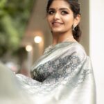 Aditi Shankar Instagram – #navratri2022 with Aditi✨
Day 6 : Glorious Grey the regal neutrality to balance the bright.
On the 6th day of Navratri my heartfelt wishes for the right balance of all that you want in life.
Styled by:- @dr.vinothinipandian
Blouse by:- @nirali_design_house
Saree and blouse embroidery :- @dr.vinothinipandian
MUAH💄:- @vijiknr
Photographed by 📸:- @camerasenthil
Jewellery 💎:- @jjjewellerymart
Location:- @avmgardens
Digital Patner:- @cognitiveidealab
@rrajeshananda AVM Gardens