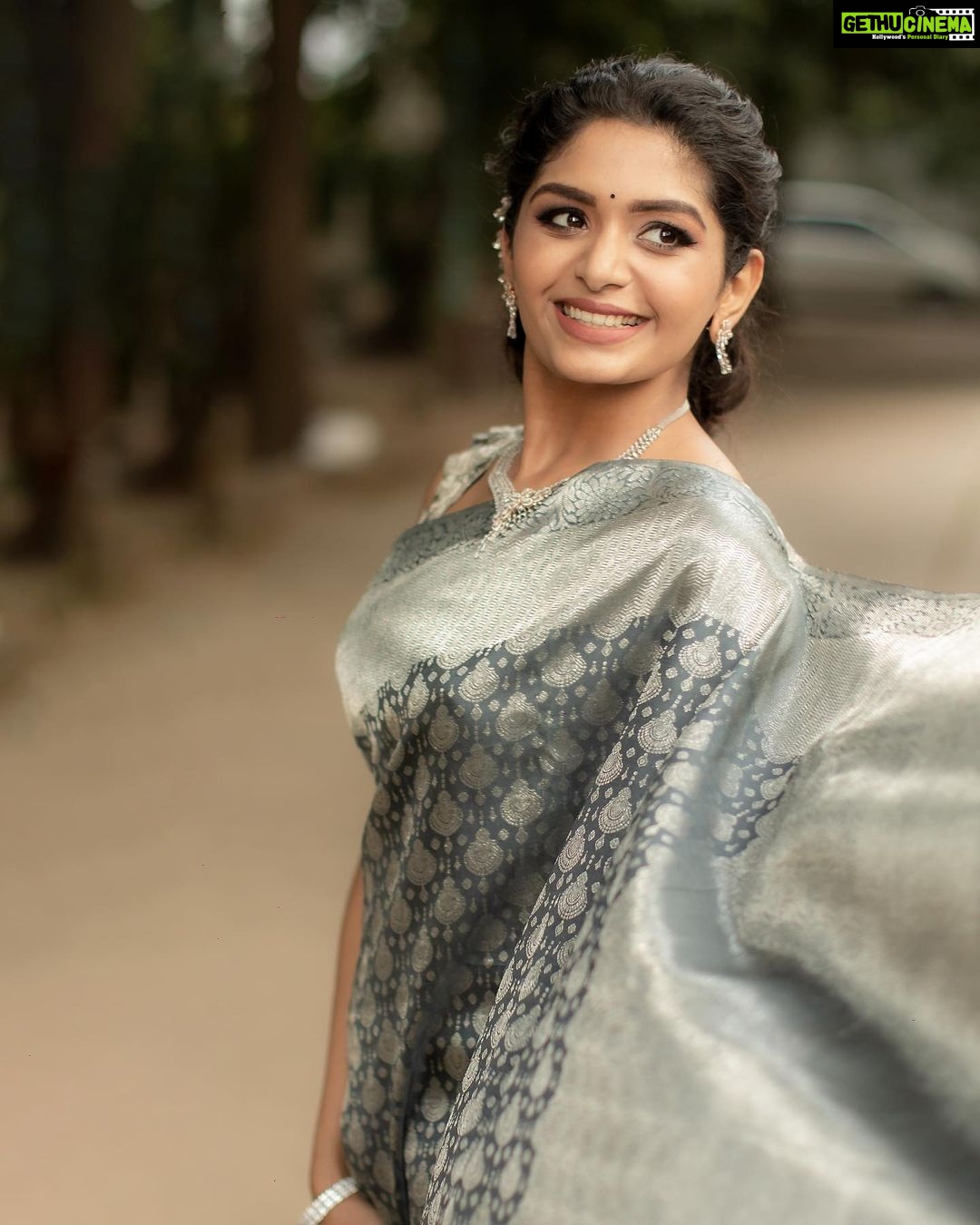 Aditi Shankar Instagram - #navratri2022 with Aditi✨ Day 6 : Glorious Grey the regal neutrality to balance the bright. On the 6th day of Navratri my heartfelt wishes for the right balance of all that you want in life. Styled by:- @dr.vinothinipandian Blouse by:- @nirali_design_house Saree and blouse embroidery :- @dr.vinothinipandian MUAH💄:- @vijiknr Photographed by 📸:- @camerasenthil Jewellery 💎:- @jjjewellerymart Location:- @avmgardens Digital Patner:- @cognitiveidealab @rrajeshananda AVM Gardens