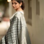 Aditi Shankar Instagram – #navratri2022 with Aditi✨

Day 6 : Glorious Grey the regal neutrality to balance the bright.
 
On the 6th day of Navratri my heartfelt wishes for the right balance of all that you want in life.

Styled by:- @dr.vinothinipandian
Blouse by:- @nirali_design_house
Saree and blouse embroidery :- @dr.vinothinipandian
MUAH💄:- @vijiknr
Photographed by 📸:- @camerasenthil
Jewellery 💎:- @jjjewellerymart 
Location:- @avmgardens
Digital Patner:- @cognitiveidealab
@rrajeshananda AVM Gardens