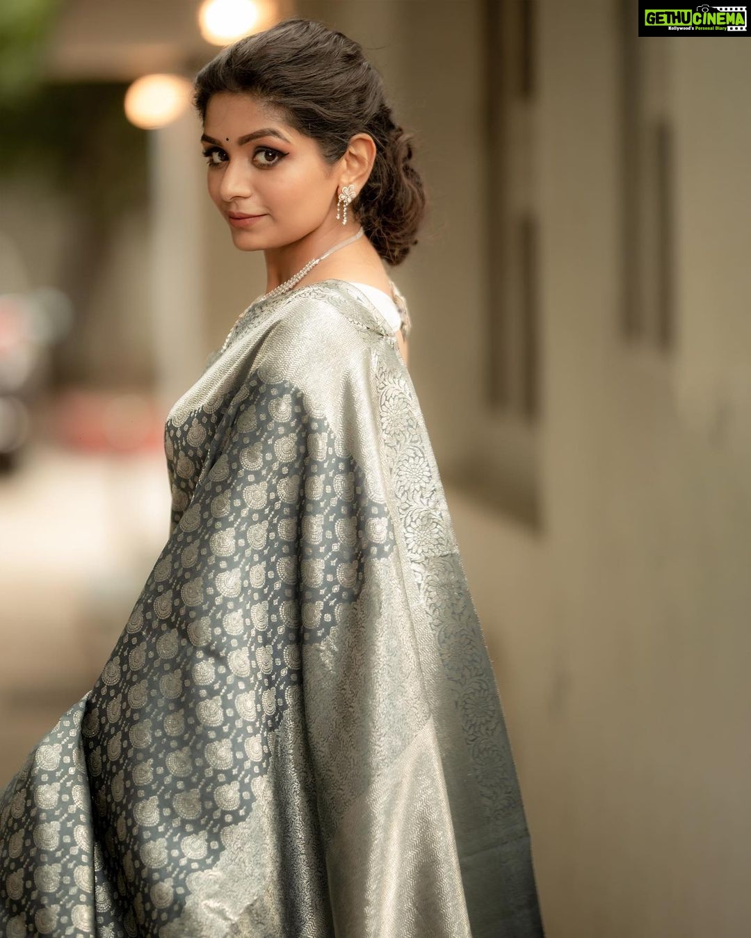 Aditi Shankar Instagram - #navratri2022 with Aditi✨ Day 6 : Glorious Grey the regal neutrality to balance the bright. On the 6th day of Navratri my heartfelt wishes for the right balance of all that you want in life. Styled by:- @dr.vinothinipandian Blouse by:- @nirali_design_house Saree and blouse embroidery :- @dr.vinothinipandian MUAH💄:- @vijiknr Photographed by 📸:- @camerasenthil Jewellery 💎:- @jjjewellerymart Location:- @avmgardens Digital Patner:- @cognitiveidealab @rrajeshananda AVM Gardens