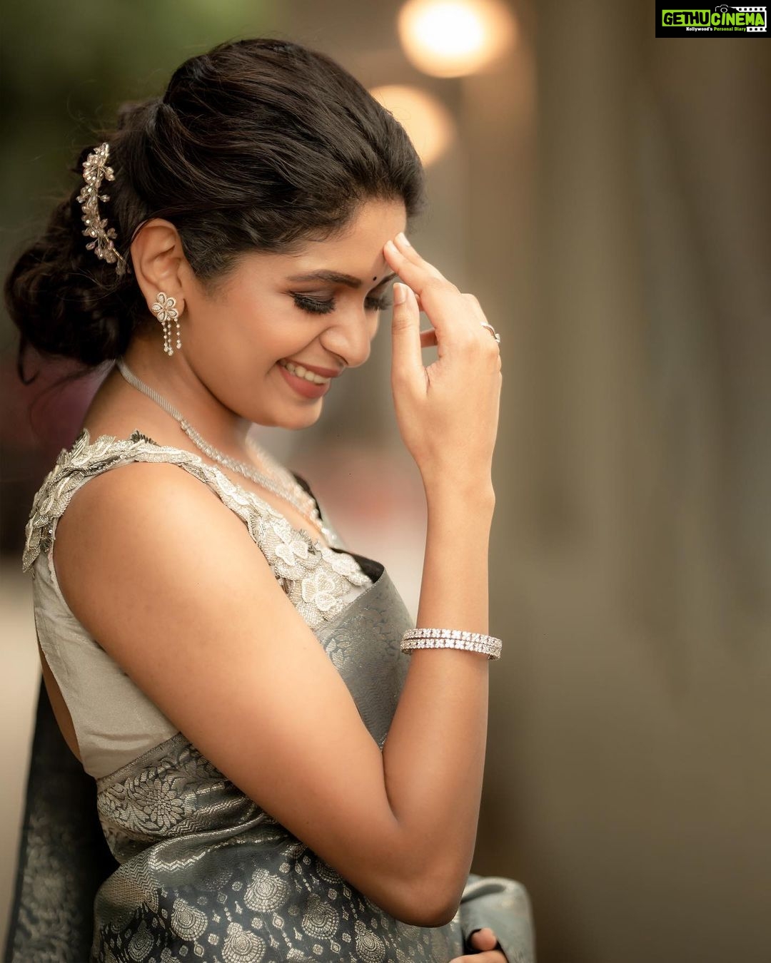 Aditi Shankar Instagram - #navratri2022 with Aditi✨ Day 6 : Glorious Grey the regal neutrality to balance the bright. On the 6th day of Navratri my heartfelt wishes for the right balance of all that you want in life. Styled by:- @dr.vinothinipandian Blouse by:- @nirali_design_house Saree and blouse embroidery :- @dr.vinothinipandian MUAH💄:- @vijiknr Photographed by 📸:- @camerasenthil Jewellery 💎:- @jjjewellerymart Location:- @avmgardens Digital Patner:- @cognitiveidealab @rrajeshananda AVM Gardens