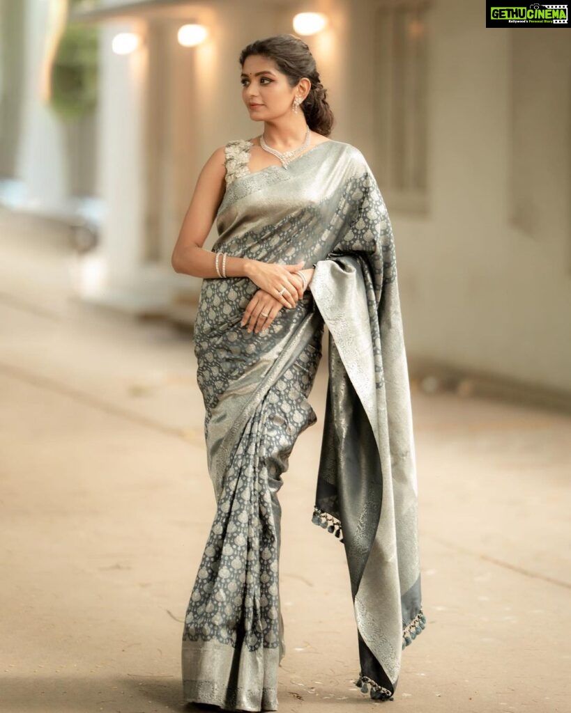 Aditi Shankar Instagram - #navratri2022 with Aditi✨ Day 6 : Glorious Grey the regal neutrality to balance the bright. On the 6th day of Navratri my heartfelt wishes for the right balance of all that you want in life. Styled by:- @dr.vinothinipandian Blouse by:- @nirali_design_house Saree and blouse embroidery :- @dr.vinothinipandian MUAH💄:- @vijiknr Photographed by 📸:- @camerasenthil Jewellery 💎:- @jjjewellerymart Location:- @avmgardens Digital Patner:- @cognitiveidealab @rrajeshananda AVM Gardens