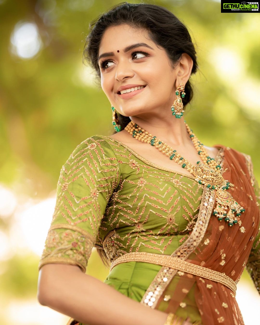 Aditi Shankar Instagram - #navratri2022 with Aditiβ¨ Day 5: Gorgeous Green an embodiment of energy engendering growth and fertility π On this 5th day of navarathri here's wishing everyone tremendous success in endeavors of your choice. Styled by:- @dr.vinothinipandian Outfits π:- @nirali_design_house MUAH π:- @vijiknr Photographed by πΈ:- @camerasenthil Jewellery π:- @jjjewellerymart Flowers:- @poovai_bridal_flowers Location:- @avmgardens Digital Patner:- @cognitiveidealab @rrajeshananda AVM Gardens