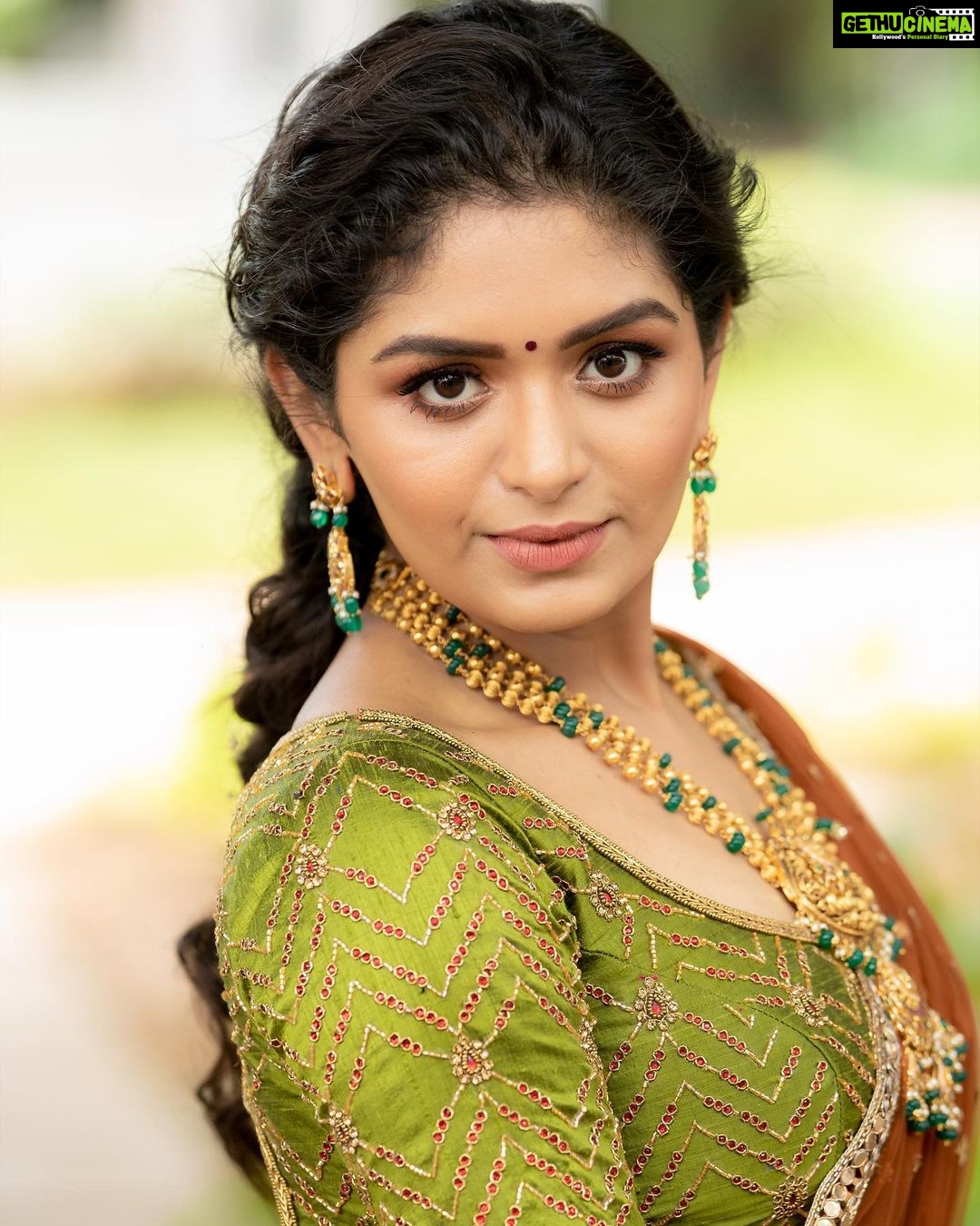 Aditi Shankar Instagram - #navratri2022 with Aditiβ¨ Day 5: Gorgeous Green an embodiment of energy engendering growth and fertility π On this 5th day of navarathri here's wishing everyone tremendous success in endeavors of your choice. Styled by:- @dr.vinothinipandian Outfits π:- @nirali_design_house MUAH π:- @vijiknr Photographed by πΈ:- @camerasenthil Jewellery π:- @jjjewellerymart Flowers:- @poovai_bridal_flowers Location:- @avmgardens Digital Patner:- @cognitiveidealab @rrajeshananda AVM Gardens