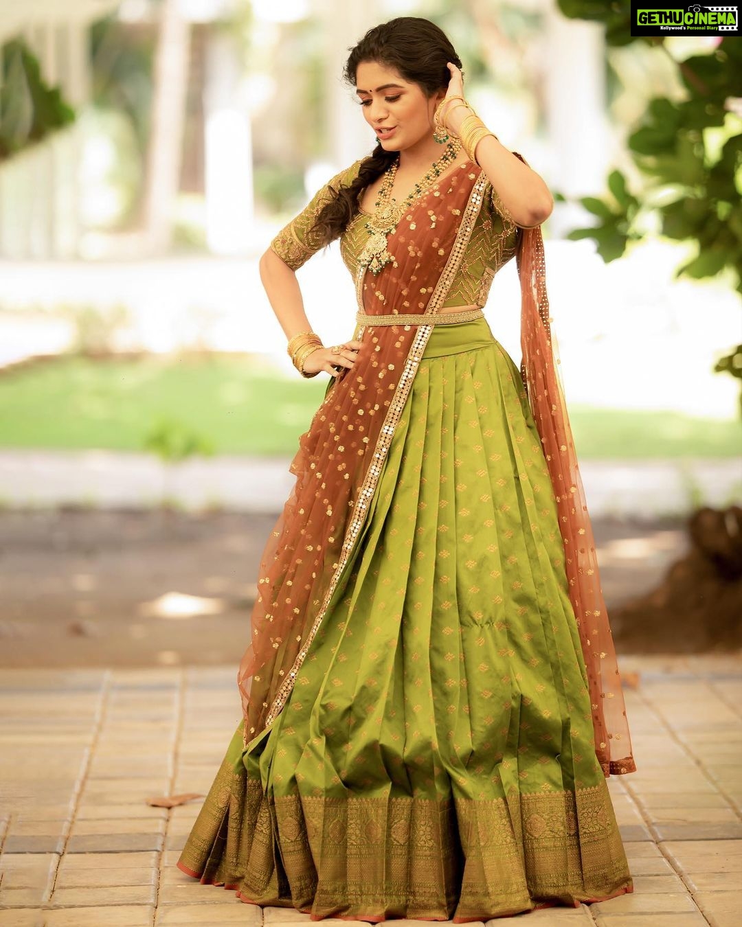 Aditi Shankar Instagram - #navratri2022 with Aditiβ¨ Day 5: Gorgeous Green an embodiment of energy engendering growth and fertility π On this 5th day of navarathri here's wishing everyone tremendous success in endeavors of your choice. Styled by:- @dr.vinothinipandian Outfits π:- @nirali_design_house MUAH π:- @vijiknr Photographed by πΈ:- @camerasenthil Jewellery π:- @jjjewellerymart Flowers:- @poovai_bridal_flowers Location:- @avmgardens Digital Patner:- @cognitiveidealab @rrajeshananda AVM Gardens