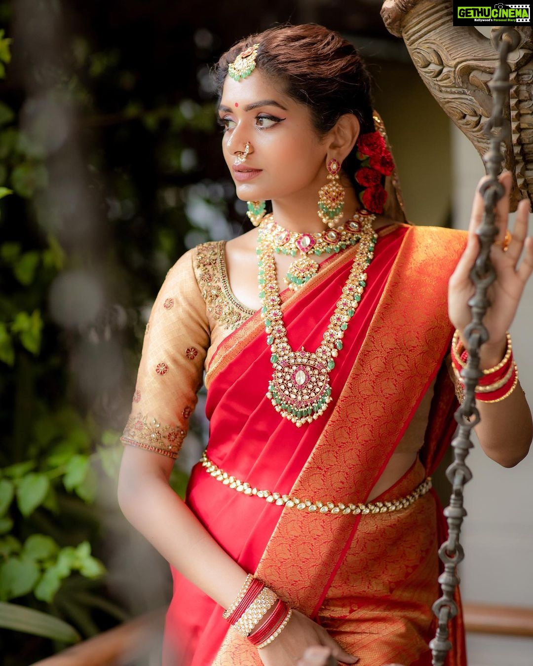 Aditi Shankar Instagram - #navratri2022 with Aditi✨ Day 2 : Romantic Red a capricious blend of vigor warmth and passion. A color of contrasting emotions. Wishing you love, spirit and mettle on the second day of Navarathri. Styled by:- @dr.vinothinipandian Outfits 👗:- @nirali_design_house (blouse and duppata) @samyuktharose (saree) MUAH💄:- @vijiknr Photographed by 📸:- @camerasenthil Jewellery 💎:- @jjjewellerymart Location:- @avmgardens Digital Patner:- @cognitiveidealab @rrajeshananda AVM Gardens