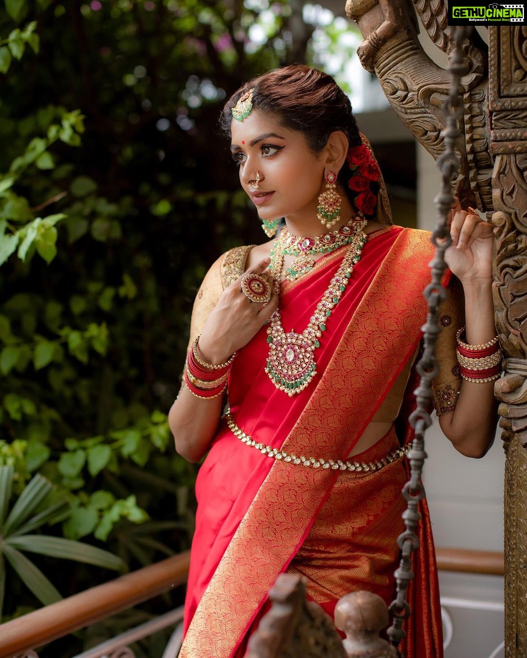 Aditi Shankar Instagram - #navratri2022 with Aditi✨ Day 2 : Romantic Red a capricious blend of vigor warmth and passion. A color of contrasting emotions. Wishing you love, spirit and mettle on the second day of Navarathri. Styled by:- @dr.vinothinipandian Outfits 👗:- @nirali_design_house (blouse and duppata) @samyuktharose (saree) MUAH💄:- @vijiknr Photographed by 📸:- @camerasenthil Jewellery 💎:- @jjjewellerymart Location:- @avmgardens Digital Patner:- @cognitiveidealab @rrajeshananda AVM Gardens