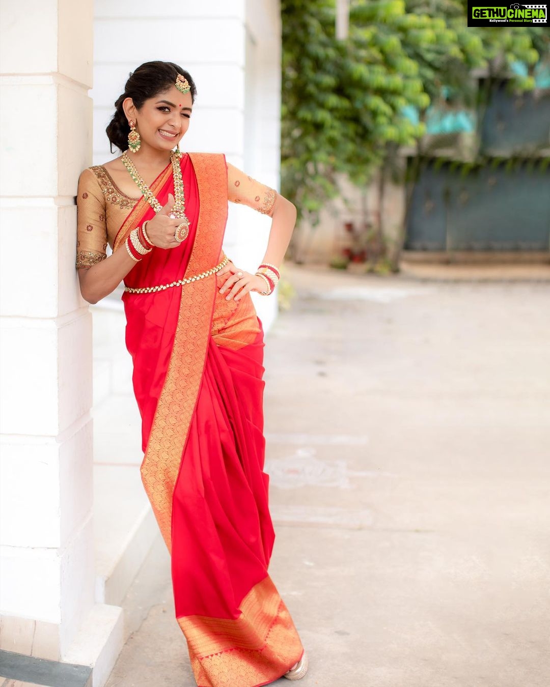 Aditi Shankar Instagram - #navratri2022 with Aditi✨ Day 2 : Romantic Red a capricious blend of vigor warmth and passion. A color of contrasting emotions. Wishing you love, spirit and mettle on the second day of Navarathri. Styled by:- @dr.vinothinipandian Outfits 👗:- @nirali_design_house (blouse and duppata) @samyuktharose (saree) MUAH💄:- @vijiknr Photographed by 📸:- @camerasenthil Jewellery 💎:- @jjjewellerymart Location:- @avmgardens Digital Patner:- @cognitiveidealab @rrajeshananda AVM Gardens