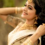 Aditi Shankar Instagram – #navratri2022 with Aditi✨

Day 1 : Virtuous white Reflecting the purity of a mothers love, and a tranquility unattainable by any other hue.

Wishing you endless peace on the first day of Navratri 🙏♥️

Styled by:- @dr.vinothinipandian 
Outfits 👗:- @nirali_design_house

MUAH 💄:- @vijiknr
Photographed by 📸:- @camerasenthil
Jewellery 💎:- @jjjewellerymart 
Location:- @avmgardens
Digital Patner:- @cognitiveidealab
@rrajeshananda AVM Gardens