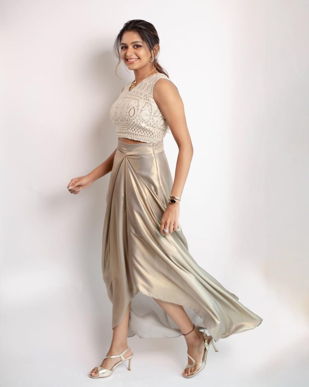 Aditi Shankar Instagram - Effortless glam 🌟
#viruman promotions
Styled by: @dr.vinothinipandian
Photographed by 📸 : @kiransaphotography
Outfit👗: @rehanabasheerofficial
MUAH💄: @pinkylohar
Jewellery💎: @JCSjewelcreations Aditi Shankar Instagram - Effortless glam 🌟 #viruman promotions Styled by: @dr.vinothinipandian Photographed by 📸 : @kiransaphotography Outfit👗: @rehanabasheerofficial MUAH💄: @pinkylohar Jewellery💎: @JCSjewelcreations
