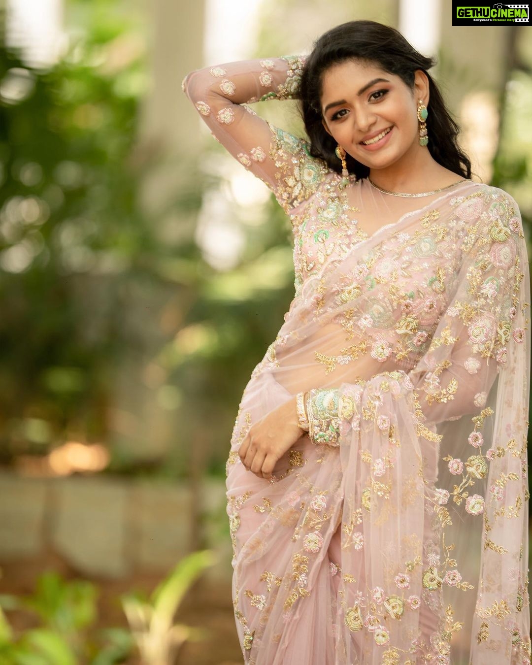 Aditi Shankar Instagram - #navratri2022 with Aditi✨ Day 9: Placid pink a feast to the eye is the confluence of kinship, rapport and unanimity 💕 On this 9th day of navarathri let our kindness bring about a harmony that results in eternal bliss to mankind. Styled by:- @dr.vinothinipandian Outfit by:- @nirali_design_house MUAH💄:- @vijiknr Photographed by 📸:- @camerasenthil Jewellery 💎:- @jjjewellerymart Location:- @avmgardens Digital Patner:- @cognitiveidealab @rrajeshananda AVM Gardens