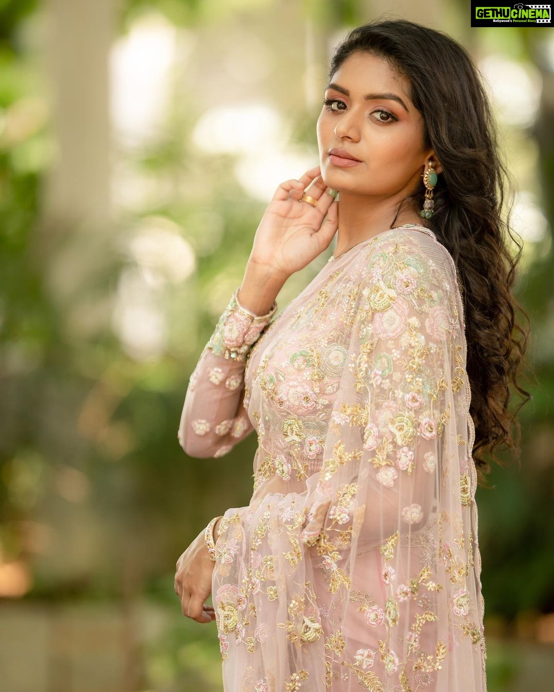 Aditi Shankar Instagram - #navratri2022 with Aditi✨ Day 9: Placid pink a feast to the eye is the confluence of kinship, rapport and unanimity 💕 On this 9th day of navarathri let our kindness bring about a harmony that results in eternal bliss to mankind. Styled by:- @dr.vinothinipandian Outfit by:- @nirali_design_house MUAH💄:- @vijiknr Photographed by 📸:- @camerasenthil Jewellery 💎:- @jjjewellerymart Location:- @avmgardens Digital Patner:- @cognitiveidealab @rrajeshananda AVM Gardens