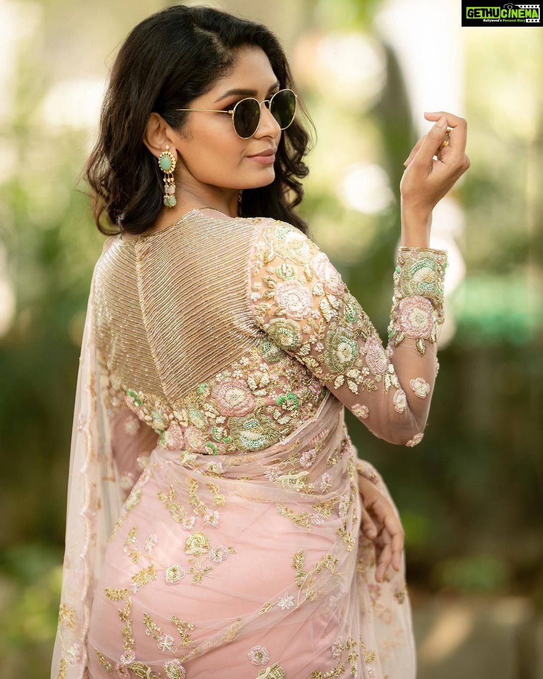 Aditi Shankar Instagram - #navratri2022 with Aditi✨ Day 9: Placid pink a feast to the eye is the confluence of kinship, rapport and unanimity 💕 On this 9th day of navarathri let our kindness bring about a harmony that results in eternal bliss to mankind. Styled by:- @dr.vinothinipandian Outfit by:- @nirali_design_house MUAH💄:- @vijiknr Photographed by 📸:- @camerasenthil Jewellery 💎:- @jjjewellerymart Location:- @avmgardens Digital Patner:- @cognitiveidealab @rrajeshananda AVM Gardens