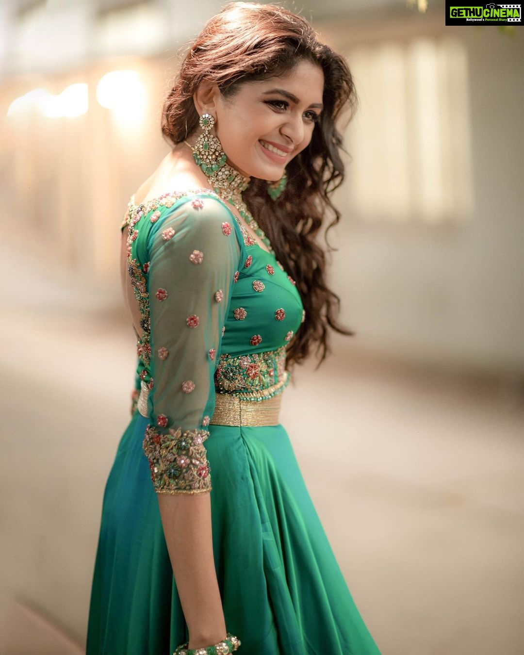 Aditi Shankar Instagram - #navratri2022 with Aditiโจ Day 8: A class by itself - peacock green. Presenting an appeal so unique and refreshing ๐ฆ On the 8th day of navarathri may your uniqueness bring about a radiance so rare to everyone around you Styled by:- @dr.vinothinipandian Outfit by:- @nirali_design_house MUAH ๐:- @vijiknr Photographed by ๐ธ:- @camerasenthil Jewellery ๐:- @jjjewellerymart Location:- @avmgardens Digital Patner:- @cognitiveidealab @rrajeshananda AVM Gardens