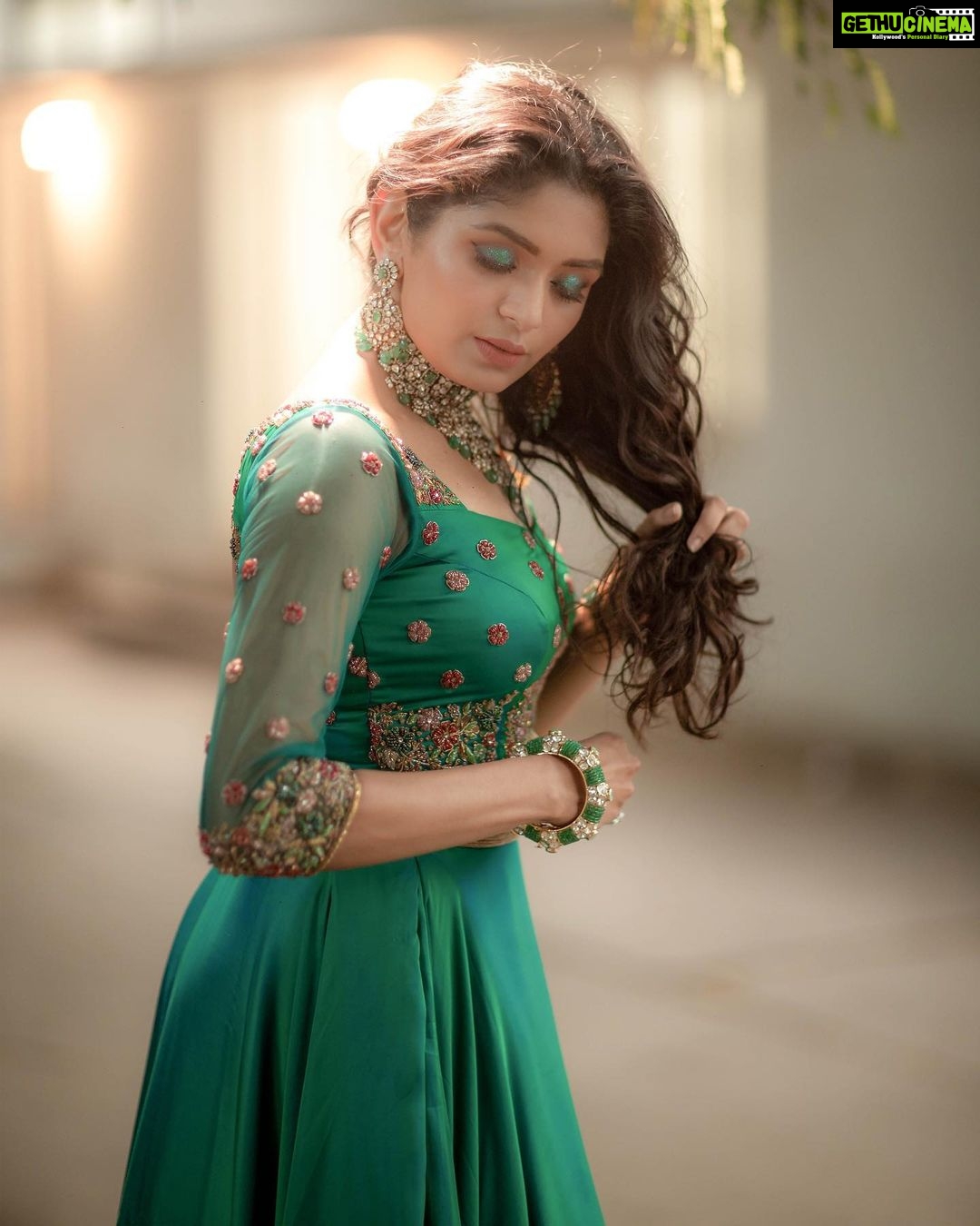 Aditi Shankar Instagram - #navratri2022 with Aditiโจ Day 8: A class by itself - peacock green. Presenting an appeal so unique and refreshing ๐ฆ On the 8th day of navarathri may your uniqueness bring about a radiance so rare to everyone around you Styled by:- @dr.vinothinipandian Outfit by:- @nirali_design_house MUAH ๐:- @vijiknr Photographed by ๐ธ:- @camerasenthil Jewellery ๐:- @jjjewellerymart Location:- @avmgardens Digital Patner:- @cognitiveidealab @rrajeshananda AVM Gardens