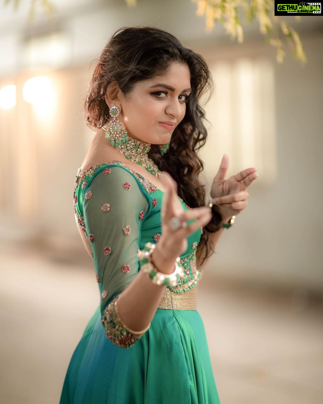 Aditi Shankar Instagram - #navratri2022 with Aditiโจ Day 8: A class by itself - peacock green. Presenting an appeal so unique and refreshing ๐ฆ On the 8th day of navarathri may your uniqueness bring about a radiance so rare to everyone around you Styled by:- @dr.vinothinipandian Outfit by:- @nirali_design_house MUAH ๐:- @vijiknr Photographed by ๐ธ:- @camerasenthil Jewellery ๐:- @jjjewellerymart Location:- @avmgardens Digital Patner:- @cognitiveidealab @rrajeshananda AVM Gardens