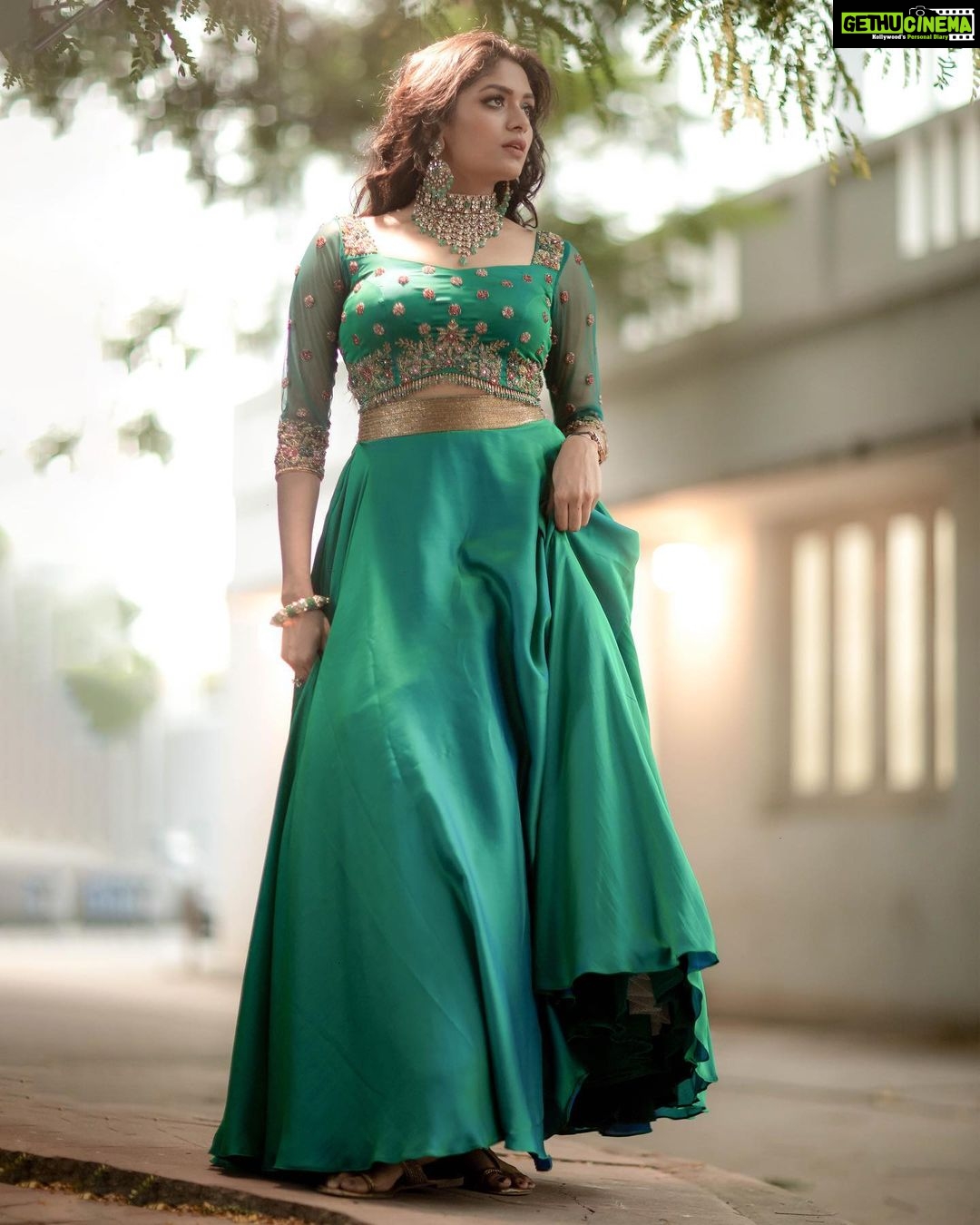 Aditi Shankar Instagram - #navratri2022 with Aditiโจ Day 8: A class by itself - peacock green. Presenting an appeal so unique and refreshing ๐ฆ On the 8th day of navarathri may your uniqueness bring about a radiance so rare to everyone around you Styled by:- @dr.vinothinipandian Outfit by:- @nirali_design_house MUAH ๐:- @vijiknr Photographed by ๐ธ:- @camerasenthil Jewellery ๐:- @jjjewellerymart Location:- @avmgardens Digital Patner:- @cognitiveidealab @rrajeshananda AVM Gardens