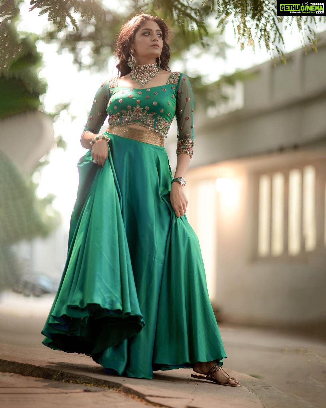 Aditi Shankar Instagram - #navratri2022 with Aditiโจ Day 8: A class by itself - peacock green. Presenting an appeal so unique and refreshing ๐ฆ On the 8th day of navarathri may your uniqueness bring about a radiance so rare to everyone around you Styled by:- @dr.vinothinipandian Outfit by:- @nirali_design_house MUAH ๐:- @vijiknr Photographed by ๐ธ:- @camerasenthil Jewellery ๐:- @jjjewellerymart Location:- @avmgardens Digital Patner:- @cognitiveidealab @rrajeshananda AVM Gardens