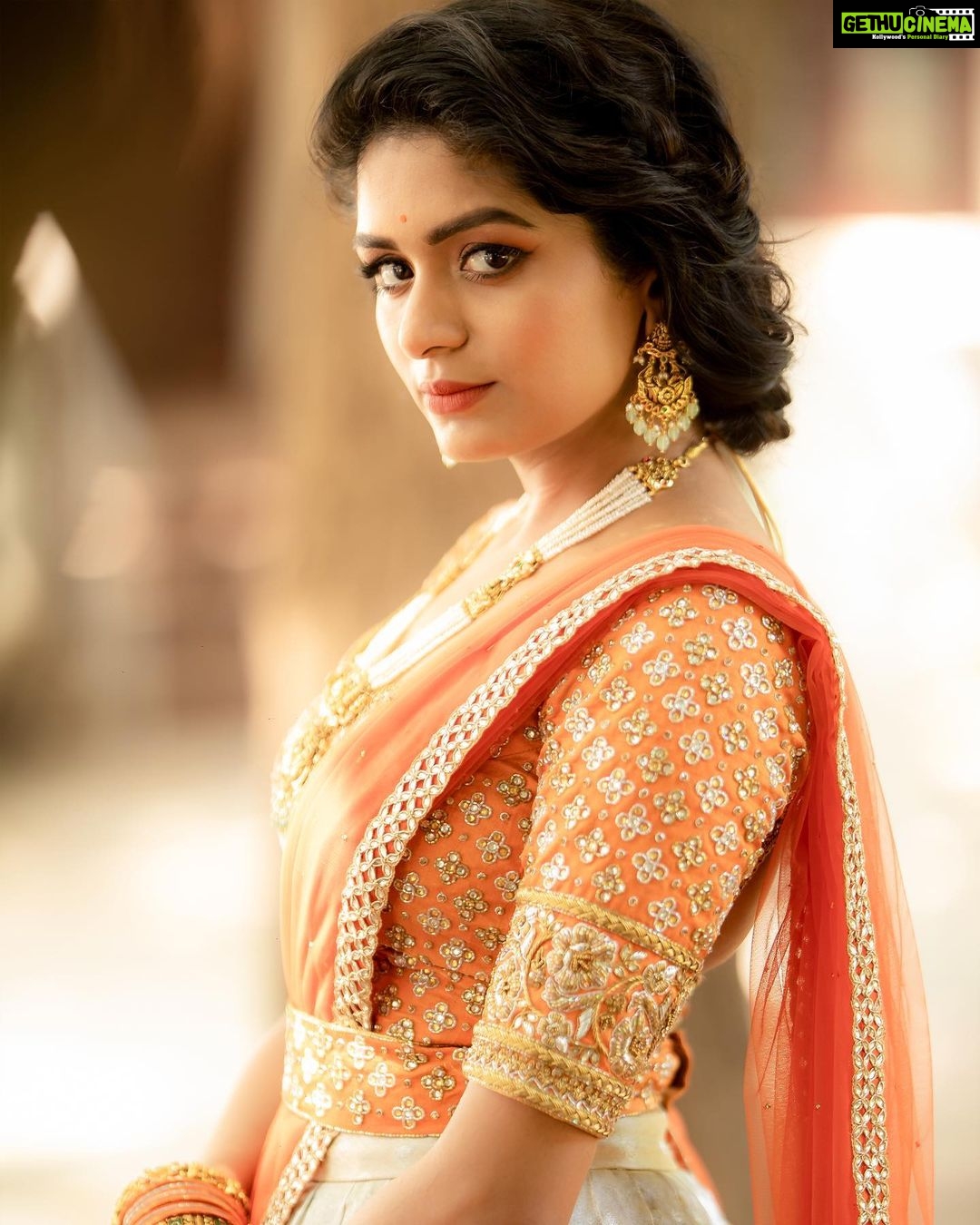 Aditi Shankar Instagram - #navratri2022 with Aditi✨ Day 7: Cheery orange reflecting the colors of the sun, so exuberant and energetic 🧡 On the 7th day of navarathri let positivity rule our thoughts and joy fill our homes. Styled by:- @dr.vinothinipandian Outfit by:- @nirali_design_house MUAH💄:- @vijiknr Photographed by 📸:- @camerasenthil Jewellery 💎:- @jjjewellerymart Location:- @avmgardens Digital Patner:- @cognitiveidealab @rrajeshananda AVM Gardens