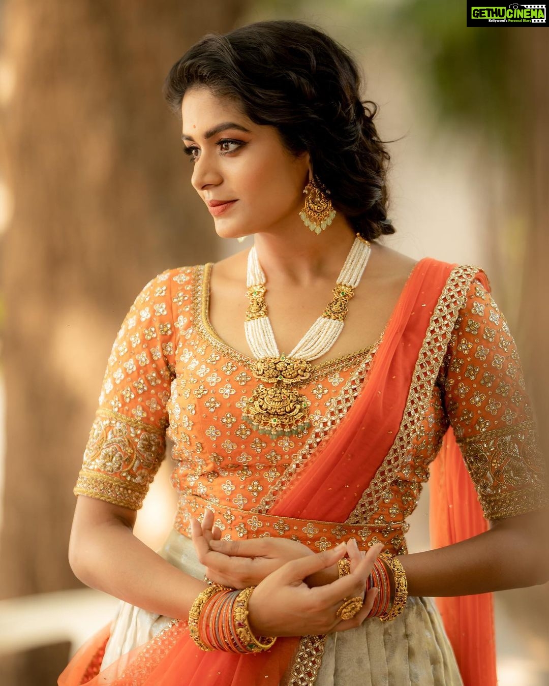 Aditi Shankar Instagram - #navratri2022 with Aditi✨ Day 7: Cheery orange reflecting the colors of the sun, so exuberant and energetic 🧡 On the 7th day of navarathri let positivity rule our thoughts and joy fill our homes. Styled by:- @dr.vinothinipandian Outfit by:- @nirali_design_house MUAH💄:- @vijiknr Photographed by 📸:- @camerasenthil Jewellery 💎:- @jjjewellerymart Location:- @avmgardens Digital Patner:- @cognitiveidealab @rrajeshananda AVM Gardens