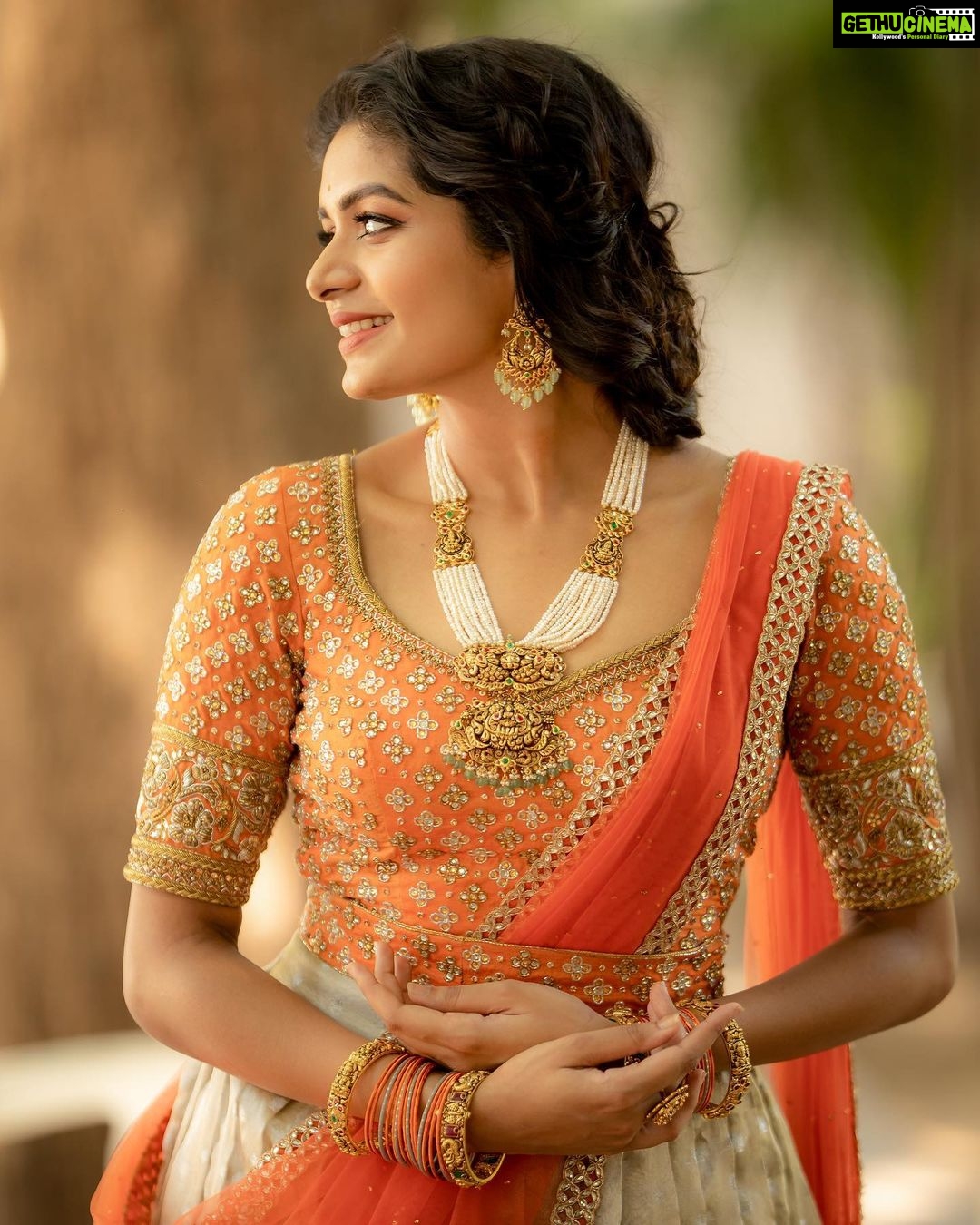 Aditi Shankar Instagram - #navratri2022 with Aditi✨ Day 7: Cheery orange reflecting the colors of the sun, so exuberant and energetic 🧡 On the 7th day of navarathri let positivity rule our thoughts and joy fill our homes. Styled by:- @dr.vinothinipandian Outfit by:- @nirali_design_house MUAH💄:- @vijiknr Photographed by 📸:- @camerasenthil Jewellery 💎:- @jjjewellerymart Location:- @avmgardens Digital Patner:- @cognitiveidealab @rrajeshananda AVM Gardens
