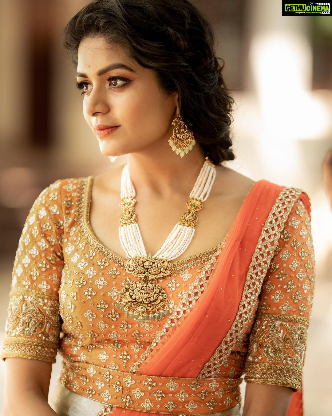 Aditi Shankar Instagram - #navratri2022 with Aditi✨ Day 7: Cheery orange reflecting the colors of the sun, so exuberant and energetic 🧡 On the 7th day of navarathri let positivity rule our thoughts and joy fill our homes. Styled by:- @dr.vinothinipandian Outfit by:- @nirali_design_house MUAH💄:- @vijiknr Photographed by 📸:- @camerasenthil Jewellery 💎:- @jjjewellerymart Location:- @avmgardens Digital Patner:- @cognitiveidealab @rrajeshananda AVM Gardens