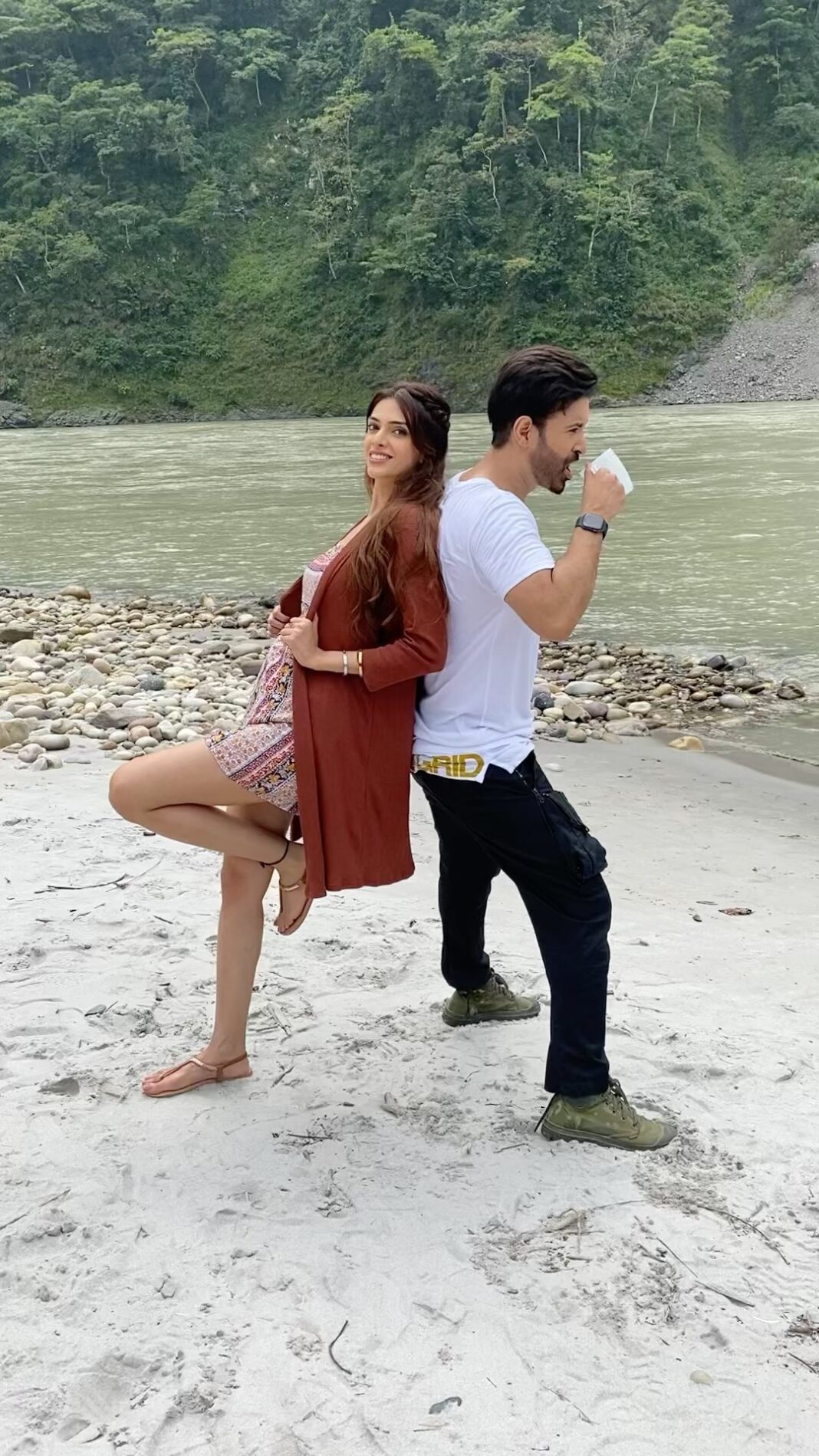 Aditi Vats Instagram - Naya saal, naya gaana.. Thxx from all of us for showing so much love .. @mikasingh @shaaribsabri @toshisabri @aditi__vats @musicandsoundofficial #bts #fun #location #rishikesh #beautiful #travelphotography