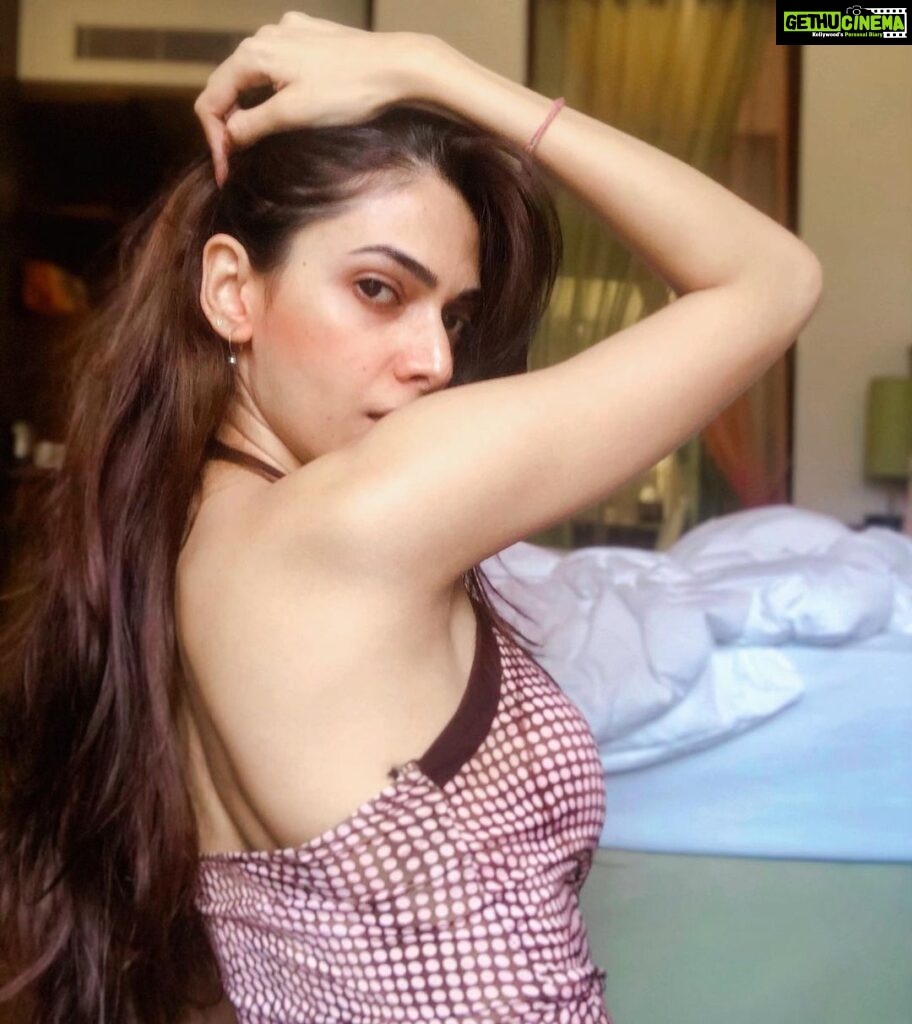 Aditi Vats Instagram - Just cannot stop staring at those muscles 😘😘😘 Also this is what I do when I am not shooting, PS : my new project #dasvi So damn excited for this one Lucknow nawaboon ka sahar