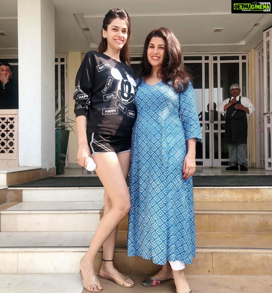 Aditi Vats Instagram - Well, didn’t I tell you, something exciting is on its way, it is so on its way 😇😇😇 PS : @nimratofficial she is so beautiful and hardworking actress, no doubt what she delivers on screen comes from deep down a place so authentic. So much in awe of her 😊 Agra, Uttar Pradesh