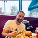 Aftab Shivdasani Instagram – ‘Don’t worry about what I’m doing. Worry about why you’re worrying about what I’m doing.’ 
– 🍔🌱😁 

#sunday #plantbased