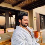 Aftab Shivdasani Instagram – ‘Sunsets are just little glimpses of the golden streets of heaven.’ 
– Unknown. 🌅✨🏜🌵

Thank you @anantaraqasralsarab for the warm welcome and  outstanding hospitality. We look forward to visiting again. Love and best wishes always. 
❤️🏜
#grateful 🙏🏼 Qasr Al Sarab Desert Resort by Anantara