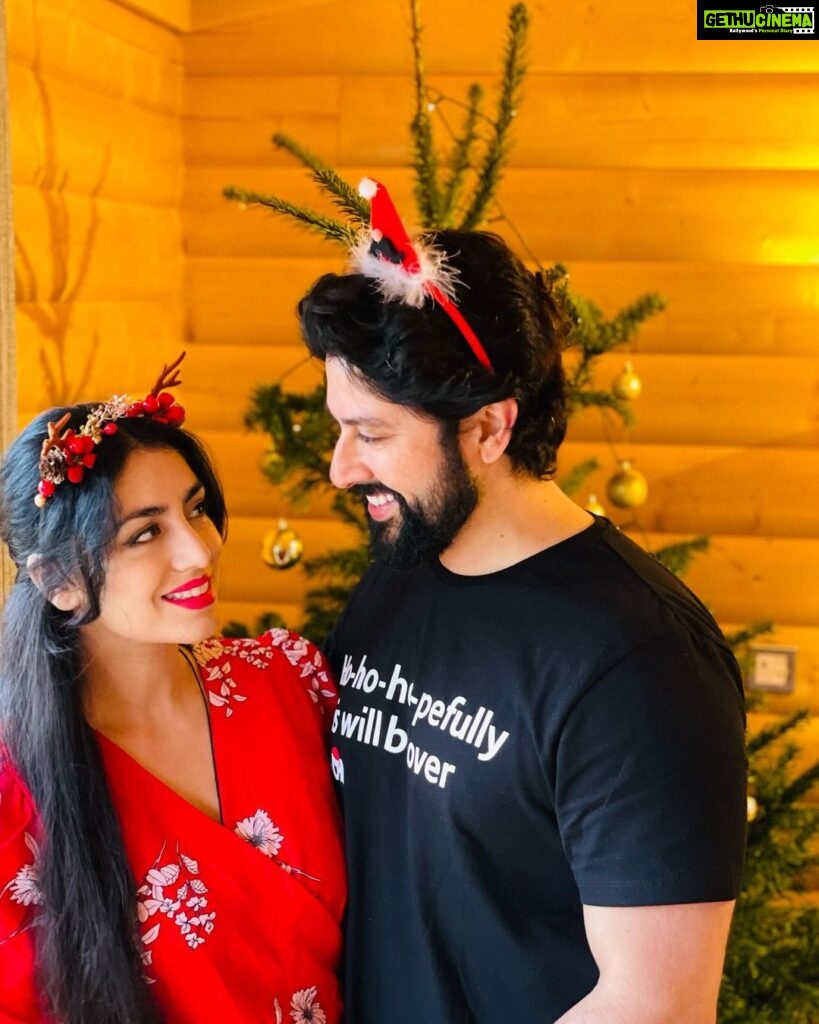 Aftab Shivdasani Instagram - “It’s not what’s under the Christmas tree that matters but who’s around it.” 🎄❤️✨ Merry Christmas everyone, have a beautiful and blissful time. Seasons greetings to all.🙏🏼🎅🏽 United Kingdom