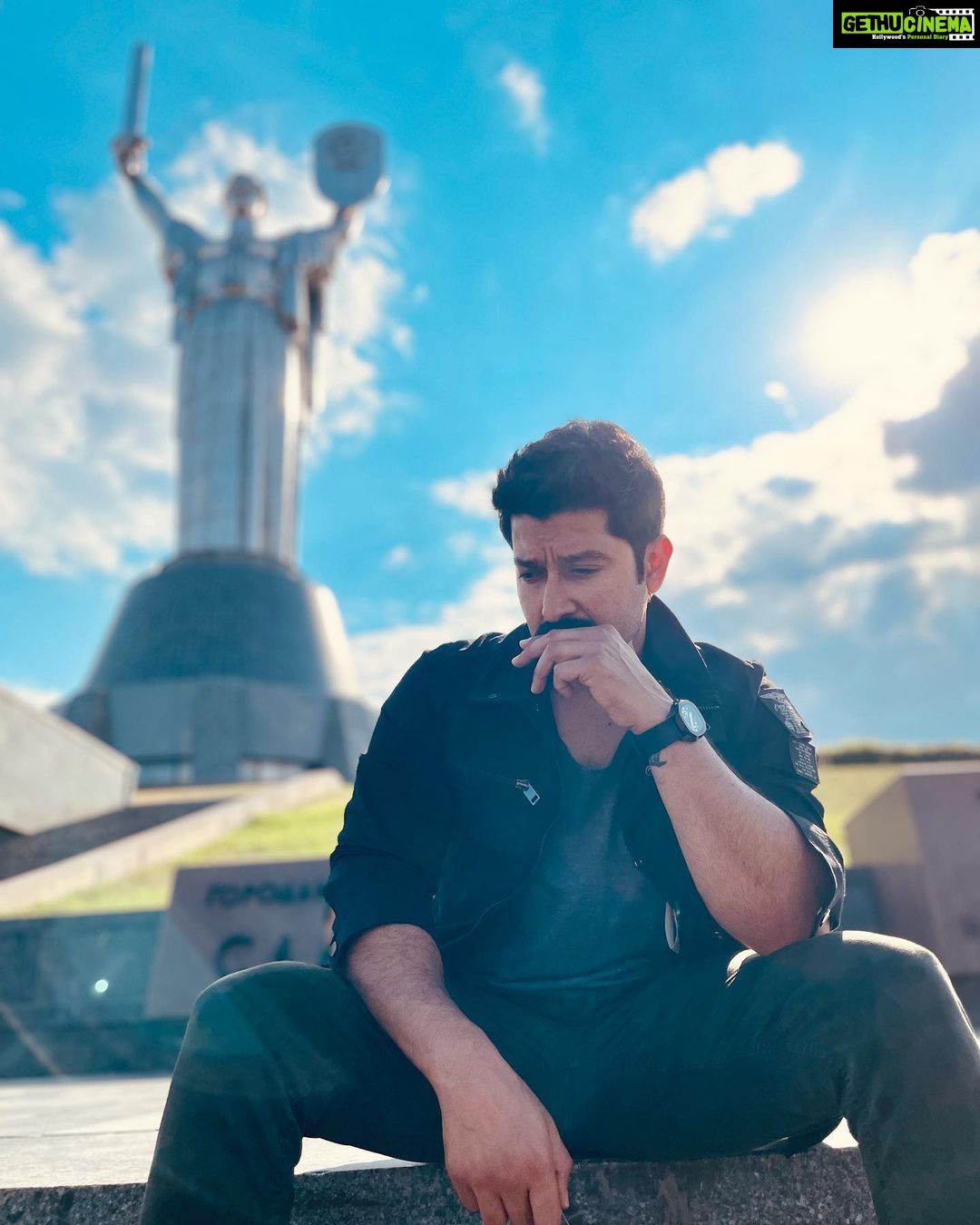 Aftab Shivdasani Instagram - βSit with warriors. The conversation is different.β π‘π‘ Kyiv, Ukraine