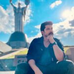 Aftab Shivdasani Instagram - ‘Sit with warriors. The conversation is different.’ 🗡🛡 Kyiv, Ukraine