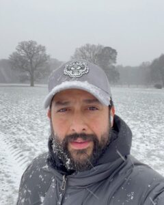 Aftab Shivdasani Instagram - ‘What a precious privilege it is to be alive, to breathe, to think, to enjoy, to love.’ ❄️❤️
- Marcus Aurelius. 
#grateful 

(One of my fav songs sung by one of my fav singers from one of my fav films 🧔🏻🎵)