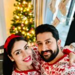Aftab Shivdasani Instagram - ‘It’s not how much we give, but how much Love❤️ we put into giving..’ Merry Christmas to you all from a very warm place in our hearts. 🎄❤️✨ London, Unιted Kingdom