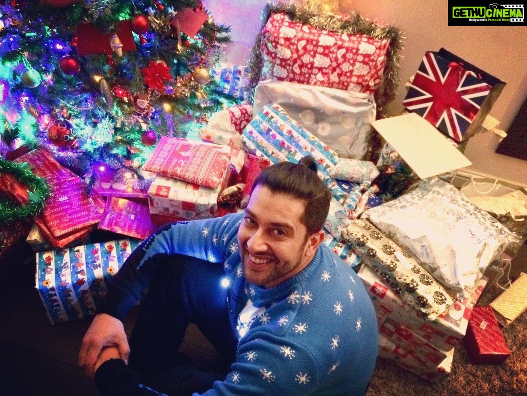 Aftab Shivdasani Instagram - Gonna go lay under the Christmas tree and remind my family that Iโm a gift. ๐๐๐๐โจ #tistheseasontobejolly London, Unฮนted Kingdom