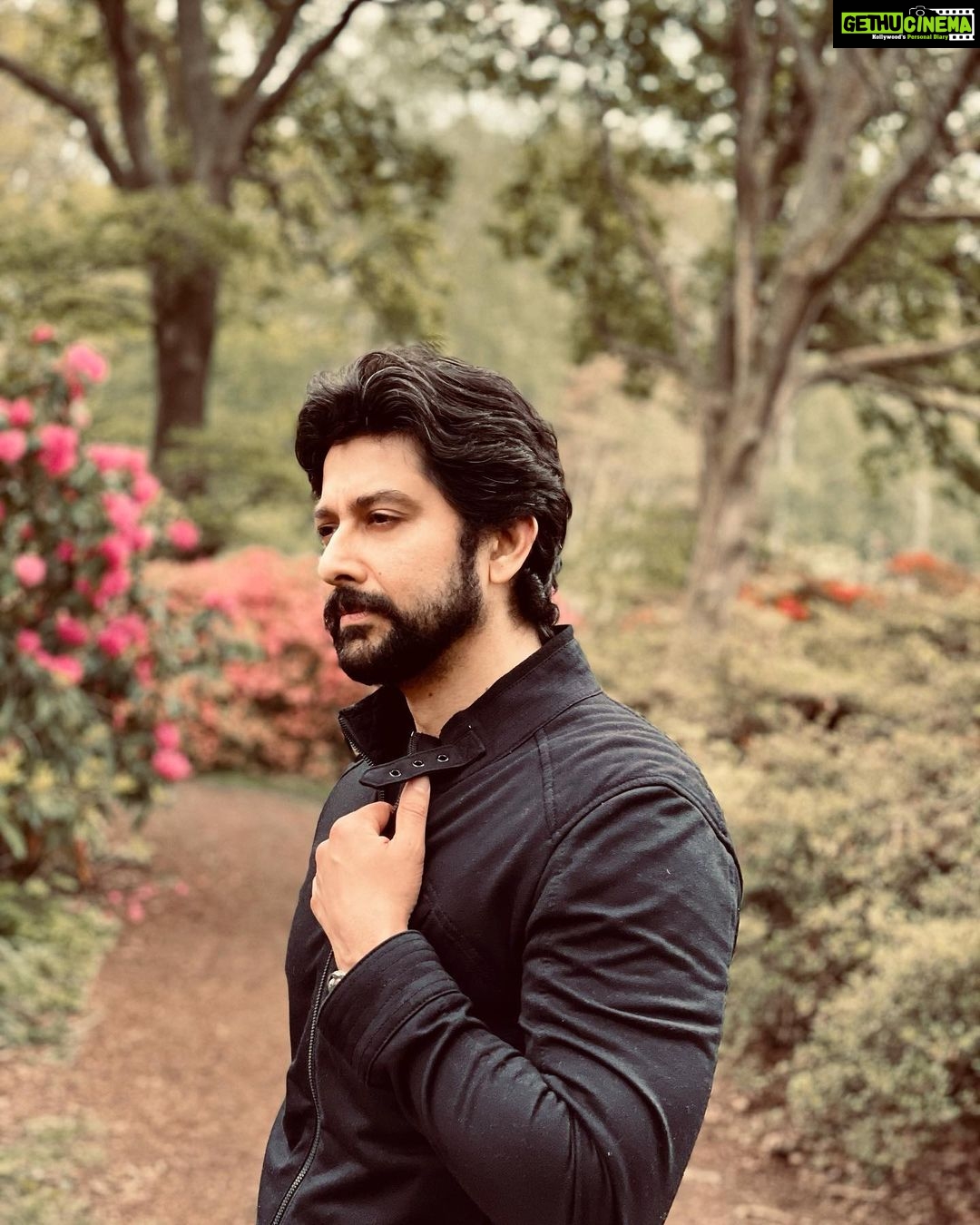 Aftab Shivdasani Instagram - ‘May the flowers remind us why the rain was necessary.’ - Xan Oku. #grateful 💚 United Kingdom