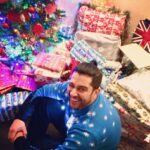 Aftab Shivdasani Instagram – Gonna go lay under the Christmas tree and remind my family that I’m a gift. 
🎄🎁😈😁✨
#tistheseasontobejolly London, Unιted Kingdom