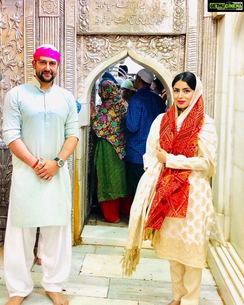 Aftab Shivdasani Instagram - Here’s wishing everyone Eid Mubarak.. May the Almighty bless us all with love, peace and harmony. Love to all of you. ❤️🌙🙏🏼 🌏 #eid #eidmubarak