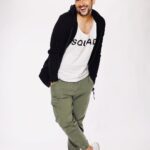 Aftab Shivdasani Instagram - ‘A grateful heart is a magnet for miracles.’ #happy #positivevibes #everydayisasunday #stayhome #staysafe 😄🤍🧿✨ . . . . . . . 📸 - @jitusavlani Styling - @nin_dusanj MU - Arvind Uttekar Hair - @jehangir_kamal