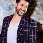 Aftab Shivdasani Instagram - “If you see someone without a smile, give them one of yours..” - Dolly Parton. 😃💫 🌎 #staypositive #stayathome #staysafe . . . . . . 📸 - @avigowariker Jacket - @troycosta Styling - @nin_dusanj MU - Arvind Uttekar Hair - @jehangir_kamal