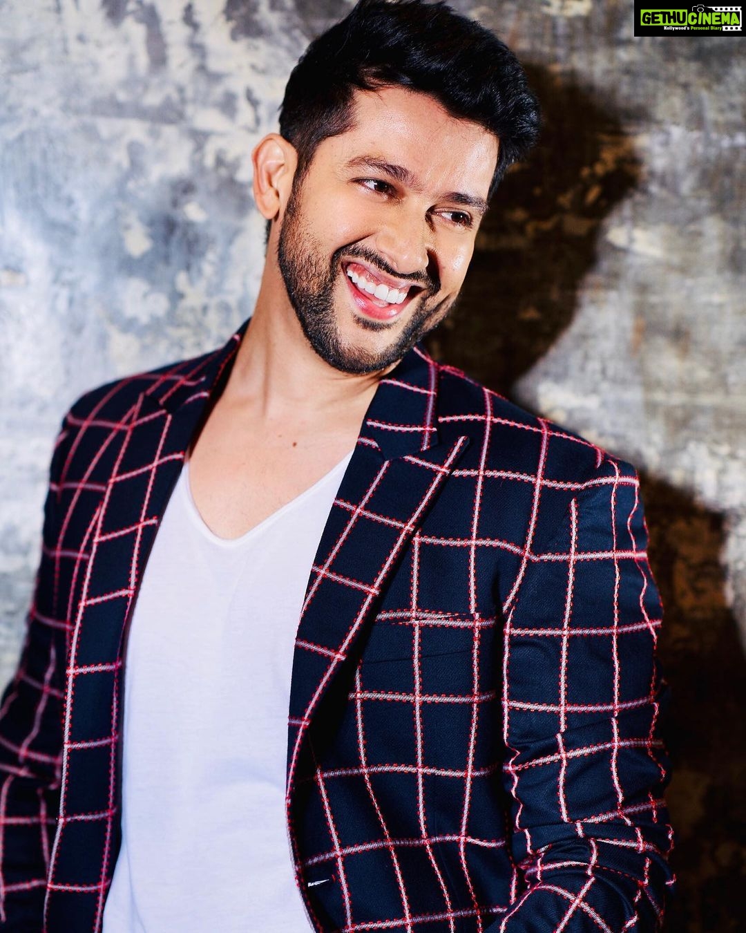 Aftab Shivdasani Instagram - “If you see someone without a smile, give ...