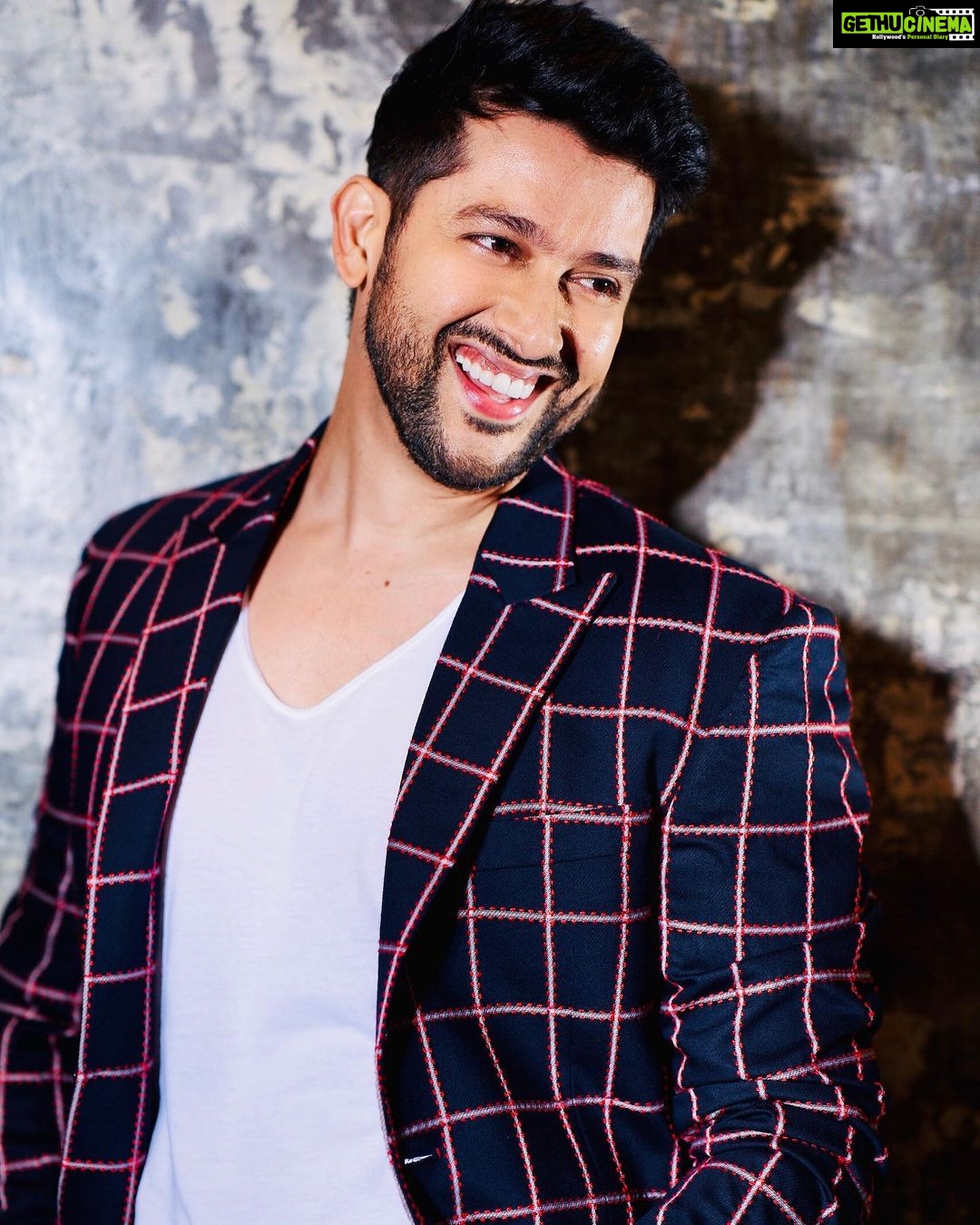 Aftab Shivdasani Instagram - “If you see someone without a smile, give them one of yours..” - Dolly Parton. 😃💫 🌎 #staypositive #stayathome #staysafe . . . . . . 📸 - @avigowariker Jacket - @troycosta Styling - @nin_dusanj MU - Arvind Uttekar Hair - @jehangir_kamal