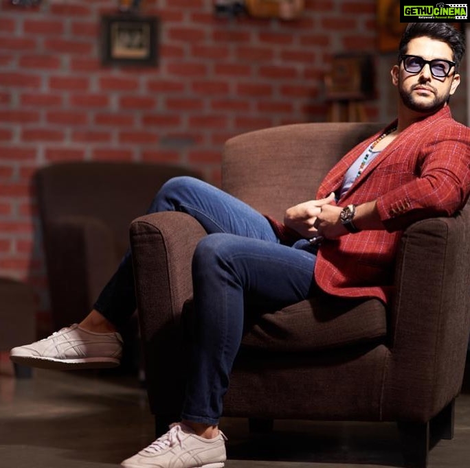 Aftab Shivdasani Instagram - โFall in love with souls, not faces...โ ๐ญโ๐ป ๐งฟ . . . . ๐ธ - @avigowariker Jacket - @troycosta Styling - @nin_dusanj MU - Arvind Uttekar Hair - @jehangir_kamal