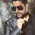 Aftab Shivdasani Instagram - ‘When the root is deep, there is no reason to fear the wind.’ 🌳🌞💫 . . . 📸 - @avigowariker Jacket - @troycosta Styling - @nin_dusanj MU - Arvind Uttekar Hair - @jehangir_kamal