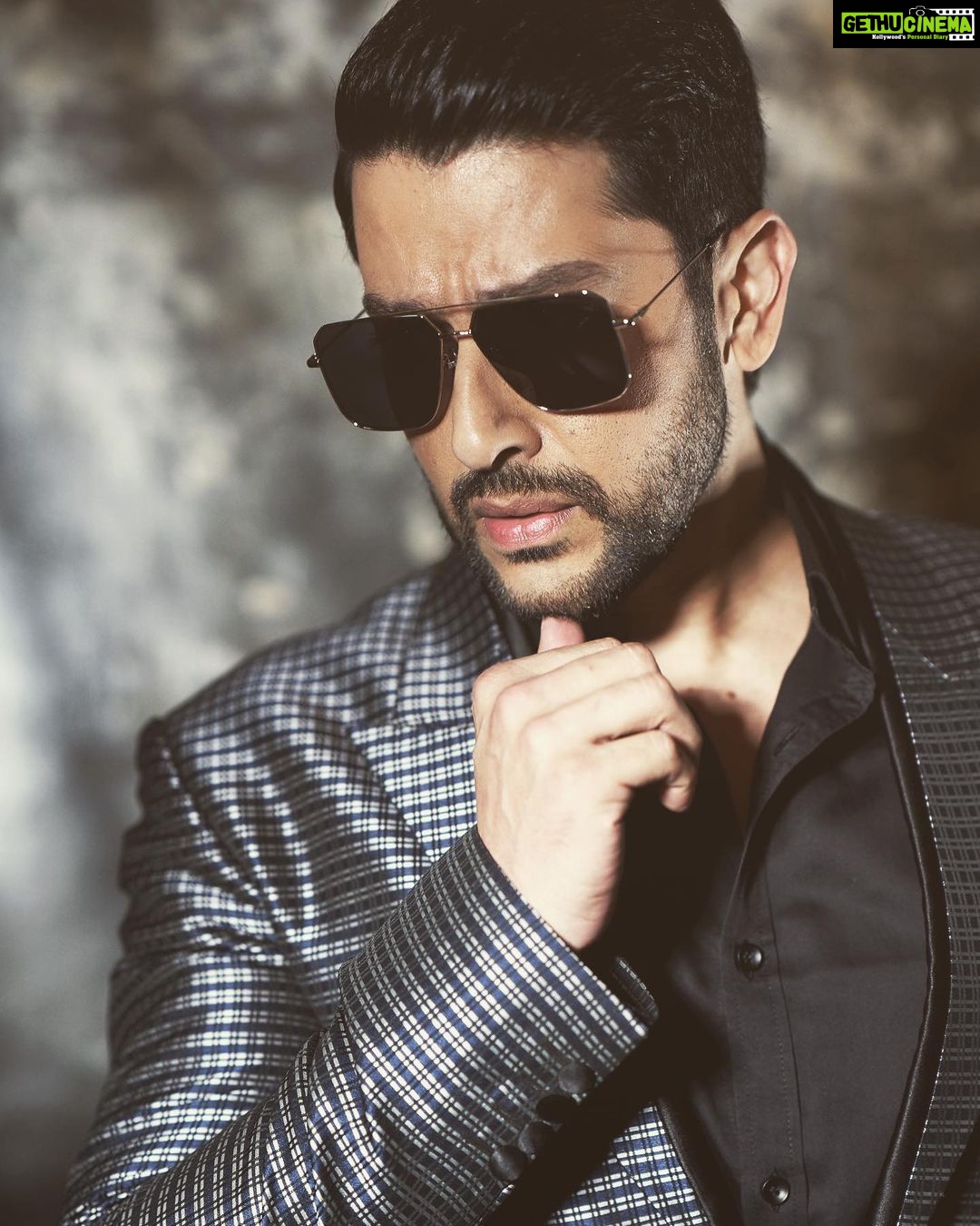 Aftab Shivdasani Instagram - βWhen the root is deep, there is no reason to fear the wind.β π³ππ« . . . πΈ - @avigowariker Jacket - @troycosta Styling - @nin_dusanj MU - Arvind Uttekar Hair - @jehangir_kamal